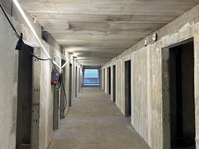 Gang med betonelementer