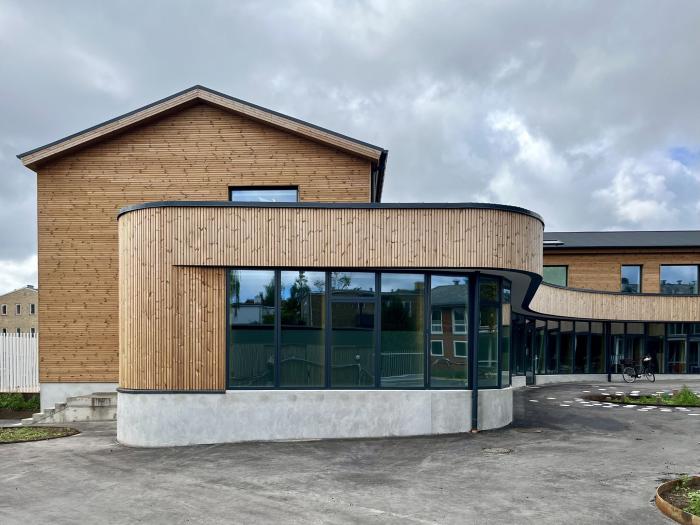 Billede af den nye tilbygning på Heerup Skole set fra skolegården