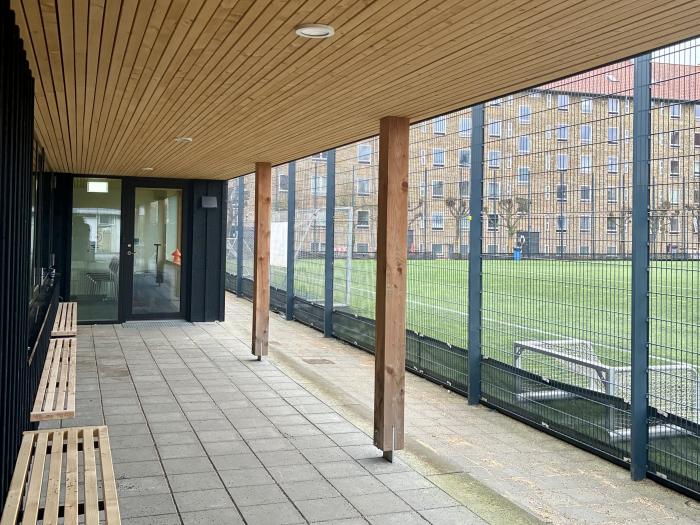 Nye bænke til spillere og tilskuere