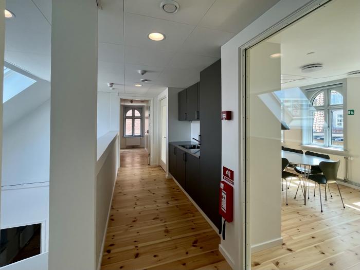 Gangareal og mødelokale i det nye botilbud på Smedestræde