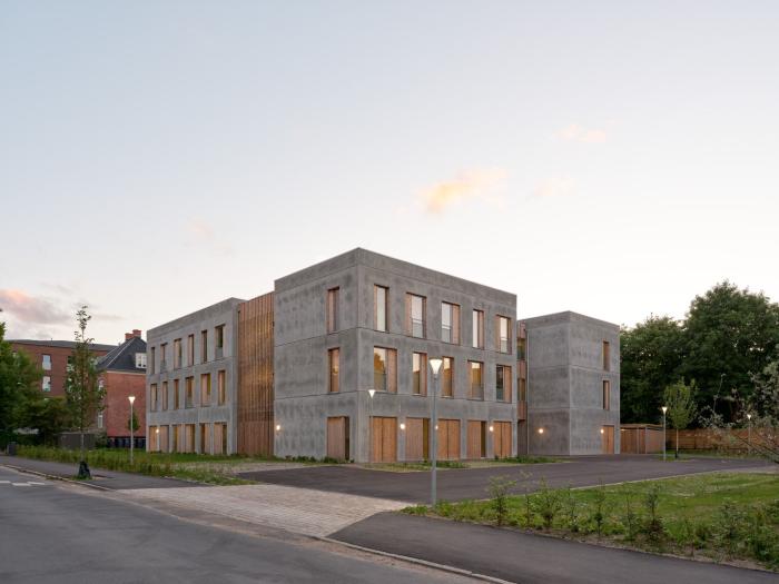 Facaden af Botilbuddet Linde Allé i solnedgang